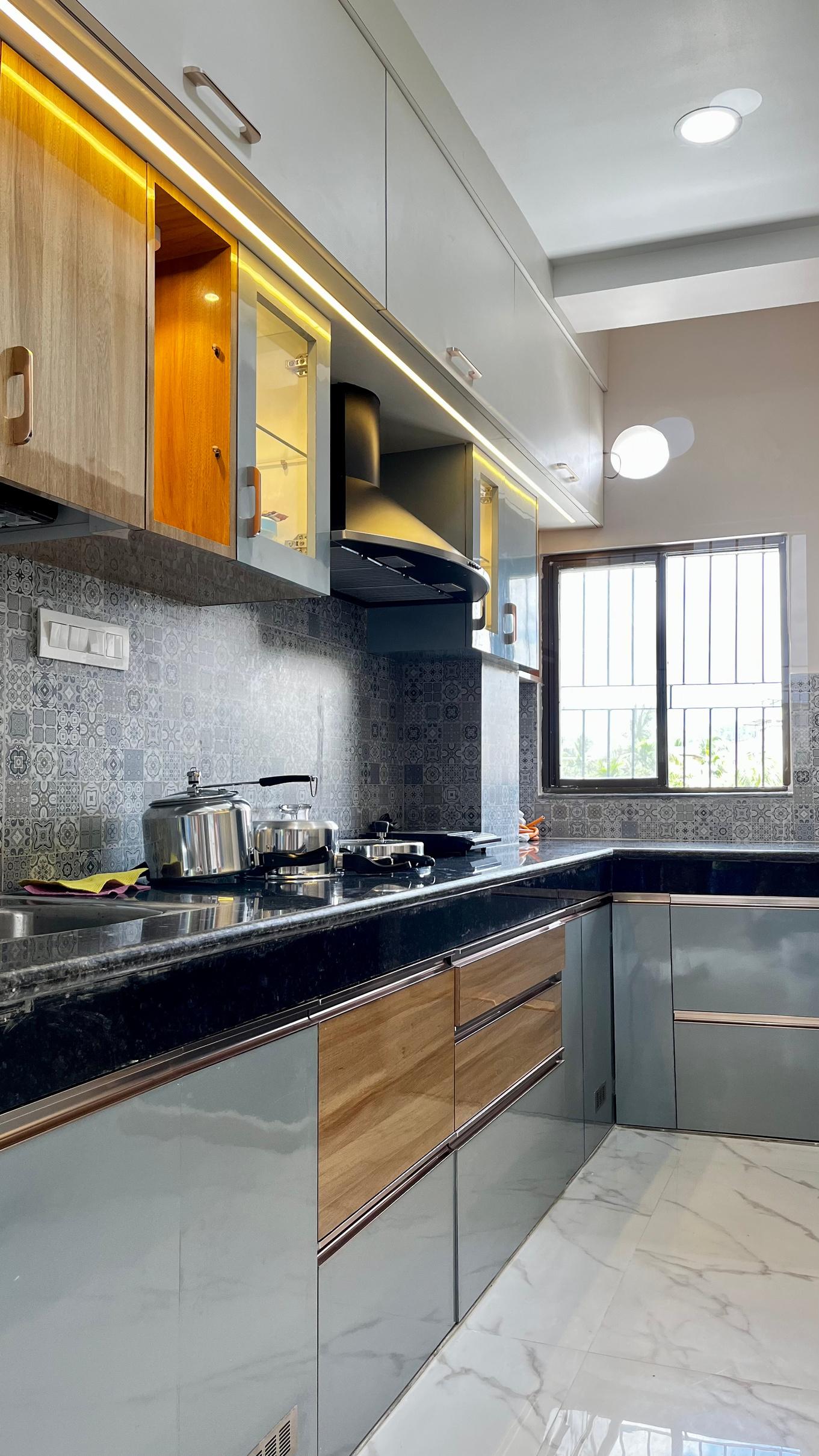 Modular kitchen with upper and lower storage